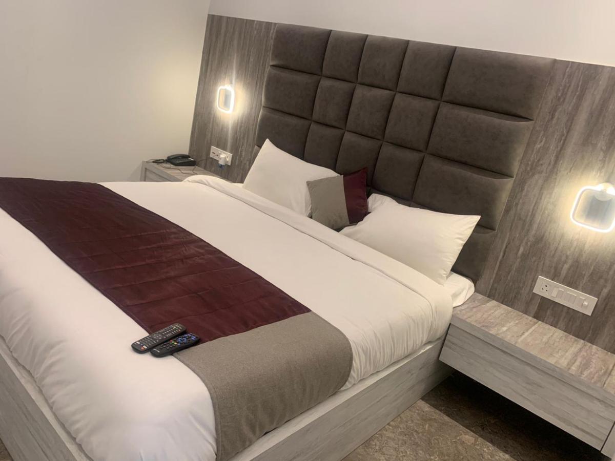 Hotel Lotus Inn Sirsa Ngoại thất bức ảnh