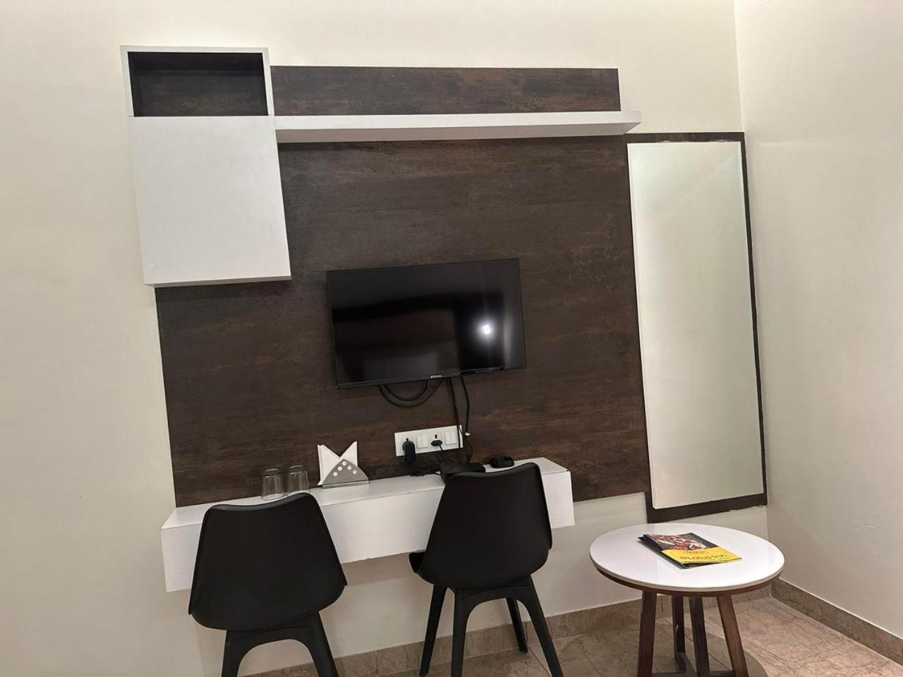 Hotel Lotus Inn Sirsa Ngoại thất bức ảnh