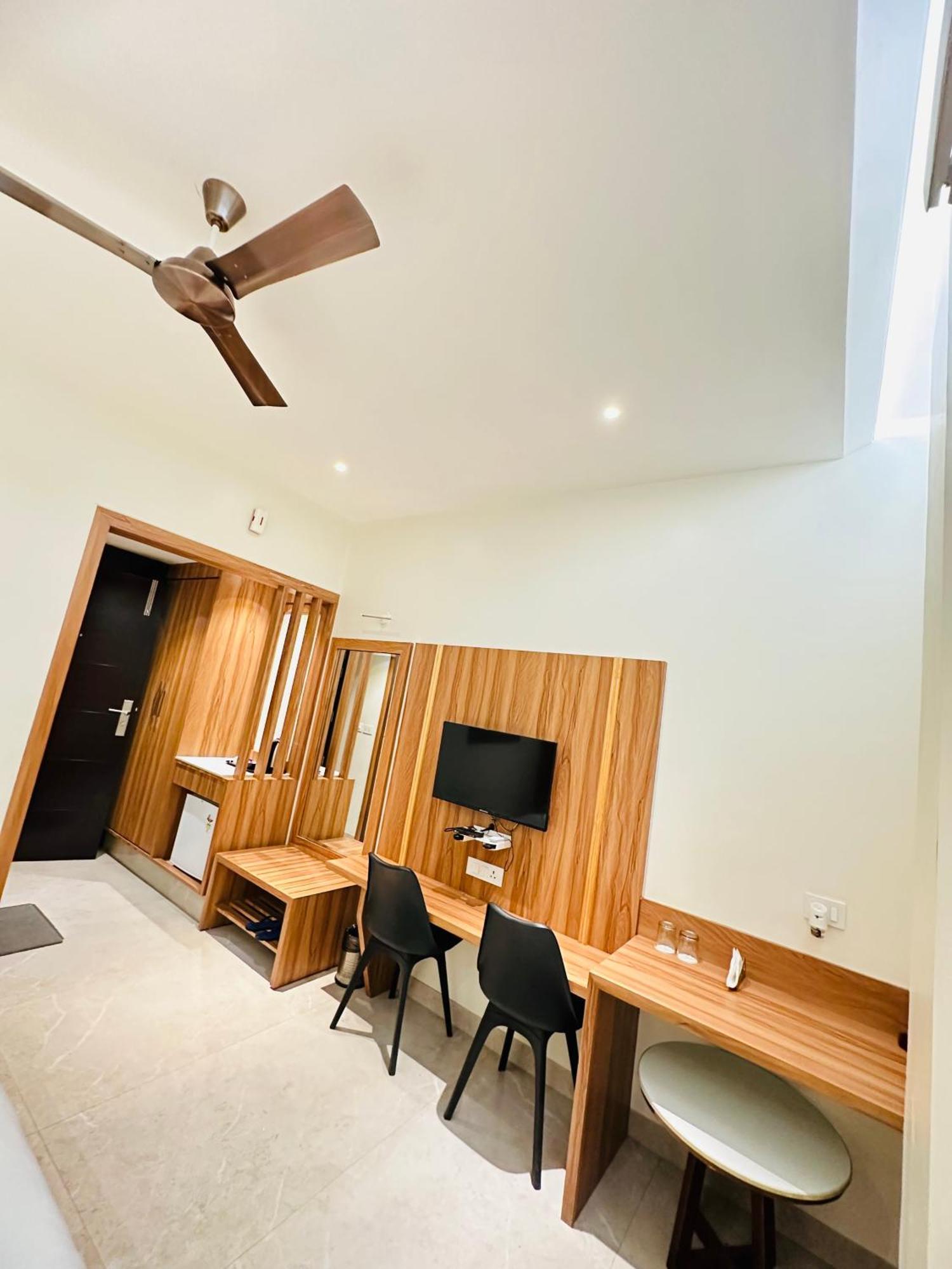 Hotel Lotus Inn Sirsa Ngoại thất bức ảnh